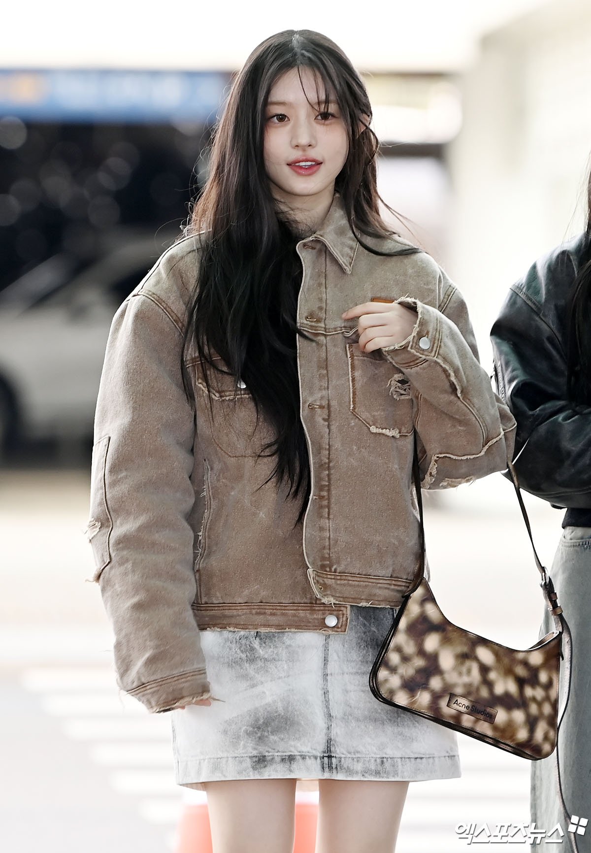 ILLIT Stuns Paris with Full-Group Appearance at Jacquemus 2026 F/W Show