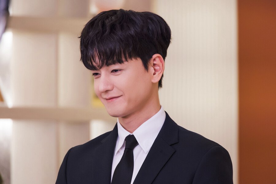 Actor Lim Joo Hwan Praised for Diligence After Being Spotted Working at Coupang Center