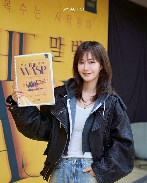 Girls’ Gen Yuri Stuns in ‘THE WASP’ Theater Play
