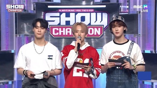 IVE Claims First Music Show Trophy for “BLACKHOLE” on Show Champion