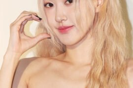 BLACKPINK’s Rosé Melts Hearts by Gifting Longtime Hairstylist a Business Class Flight