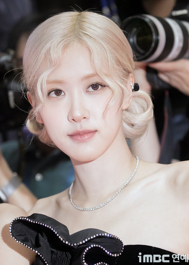 BLACKPINK’s Rosé Melts Hearts by Gifting Longtime Hairstylist a Business Class Flight