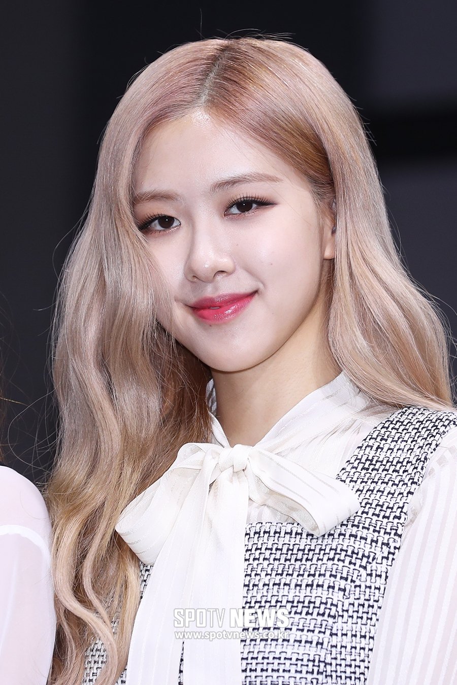 BLACKPINK’s Rosé Melts Hearts by Gifting Longtime Hairstylist a Business Class Flight