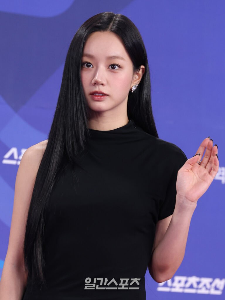 Hyeri turns Incheon Airport into a runway with timeless tweed look ahead of Paris Fashion Week