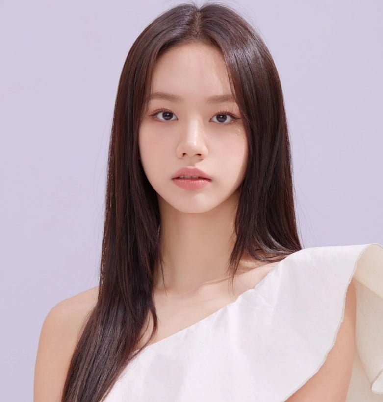 Hyeri turns Incheon Airport into a runway with timeless tweed look ahead of Paris Fashion Week