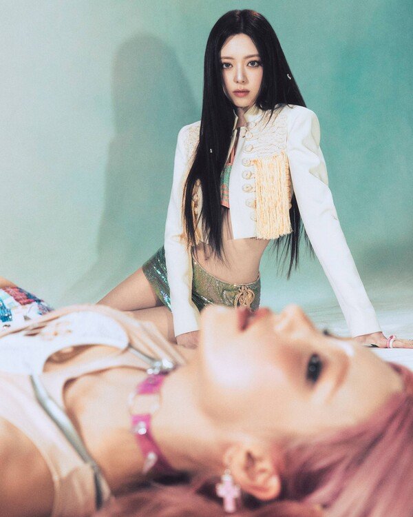 ITZY Teases 12th Mini Album ‘Motto’ With Vintage Photos