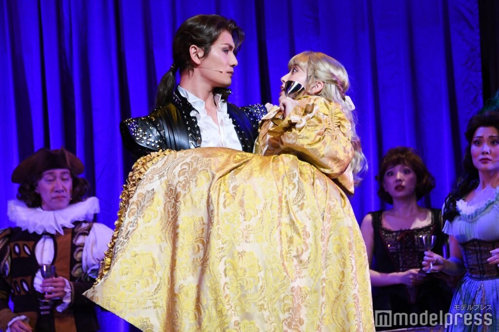 IZ*ONE’s Yabuki Nako Stuns in Wedding Dress for New Drama