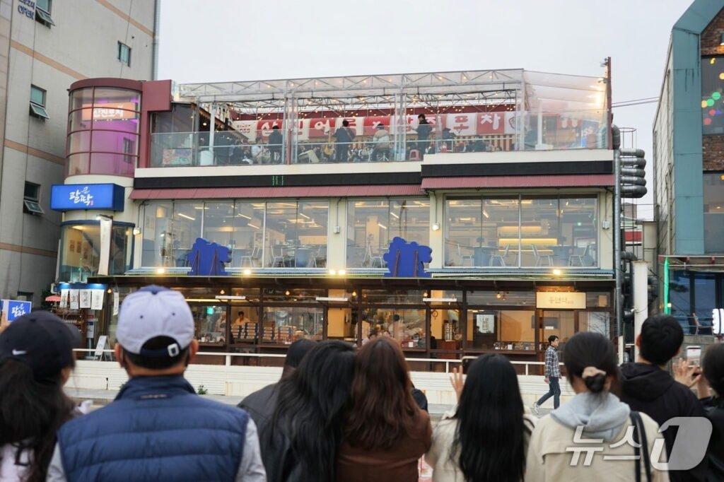Jang Beom Joon Surprises Busan with Rooftop Busking
