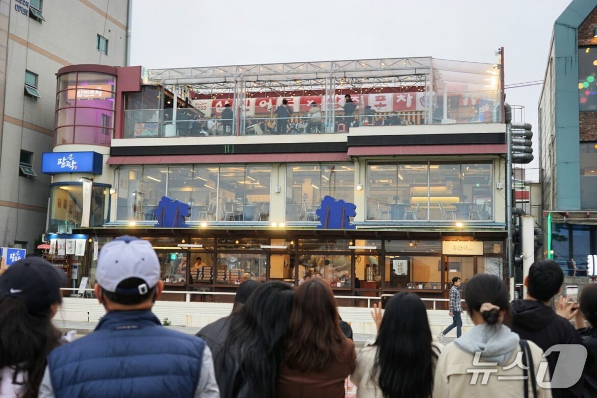 Jang Beom Joon Surprises Busan with Rooftop Busking