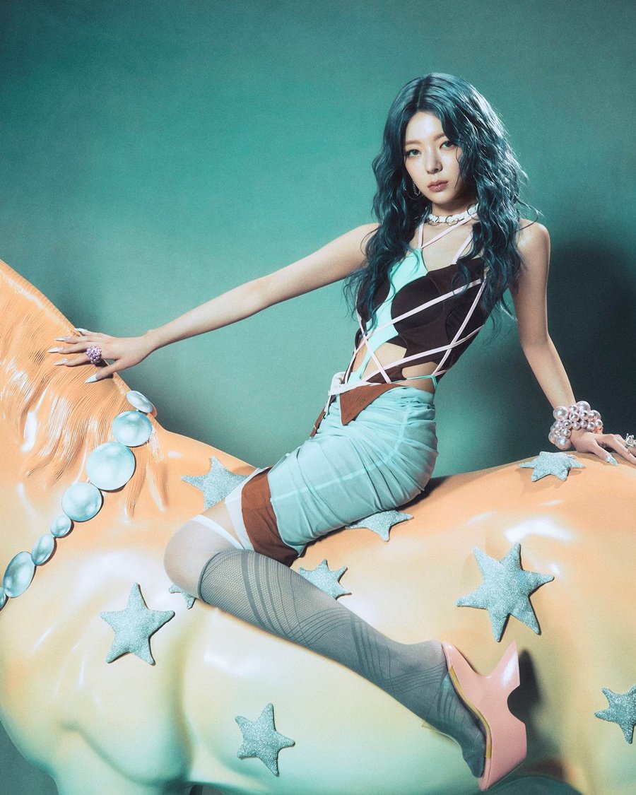 ITZY Teases 12th Mini Album ‘Motto’ With Vintage Photos