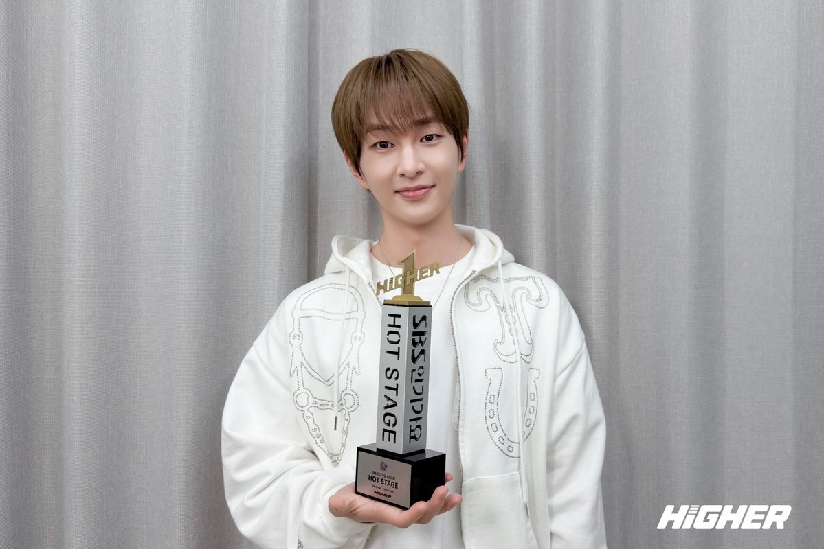 SHINee Onew Shines at ‘TOUGH LOVE’ Seoul Fan Meeting