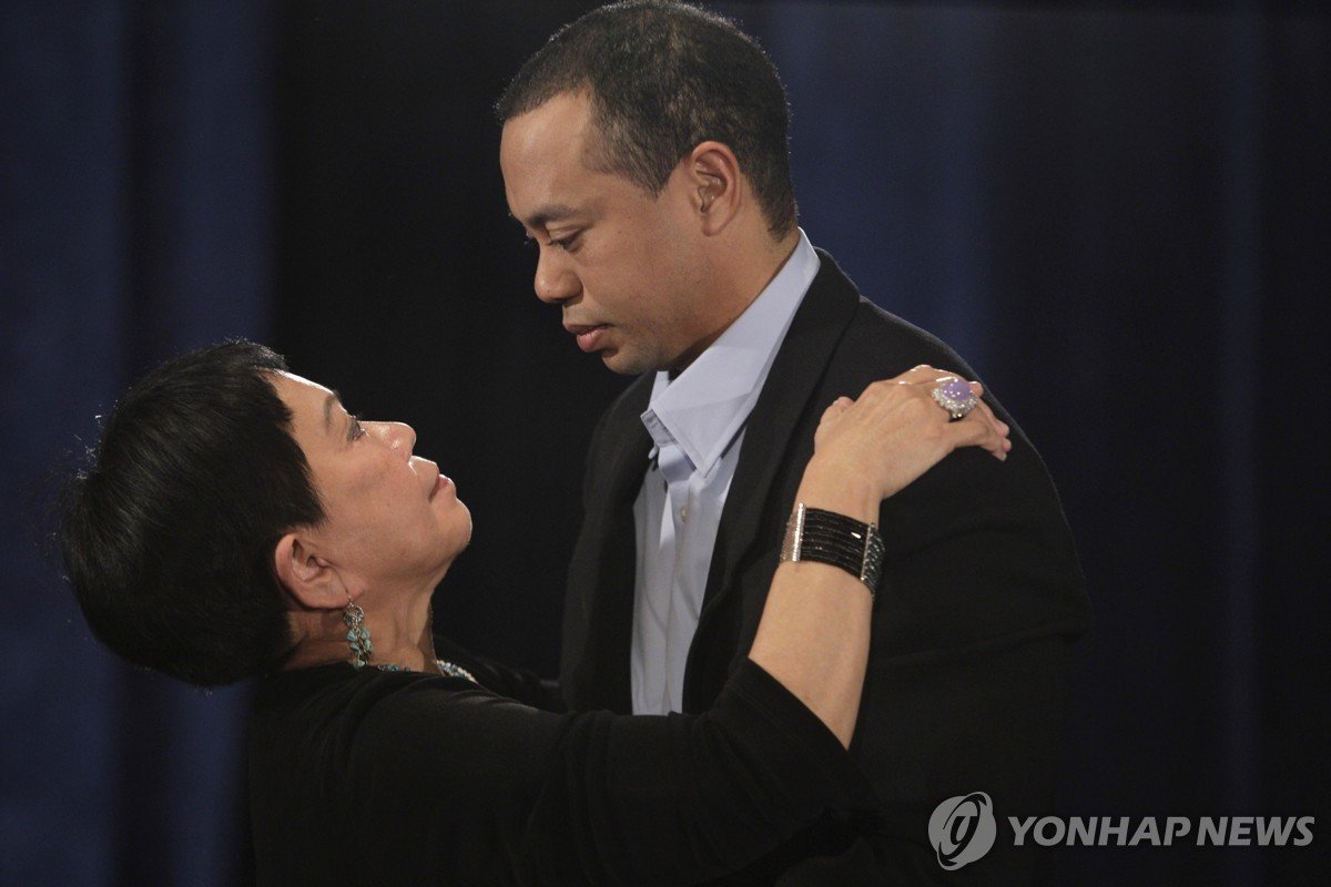 WOODZ Wows Fans With Mother’s Youthful Look & New Tour