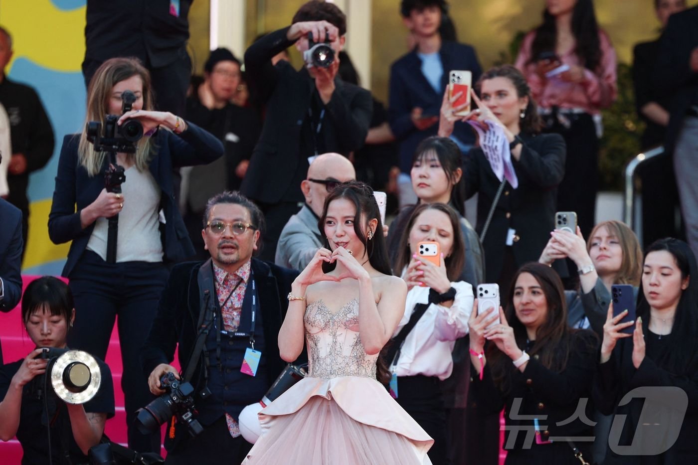 BLACKPINK Jisoo Wins Award at Canneseries