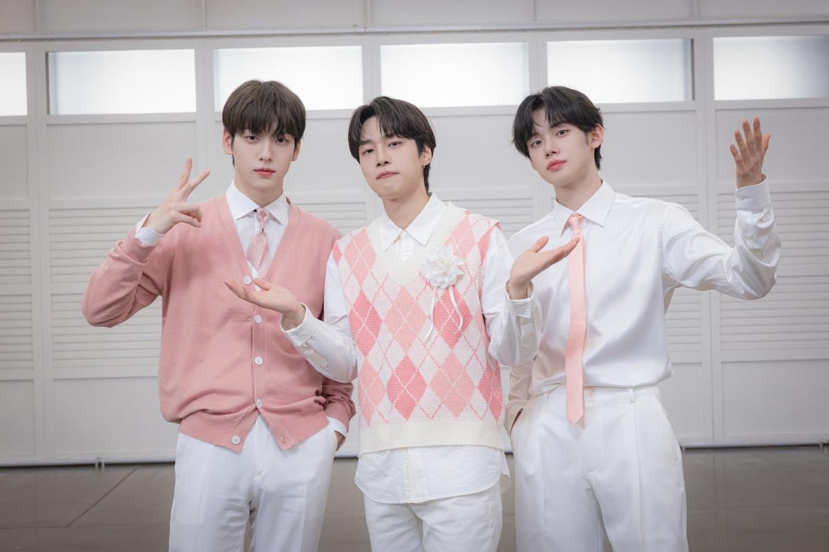 TXT Teases ‘Stick With You’ Choreo Ahead of New Album