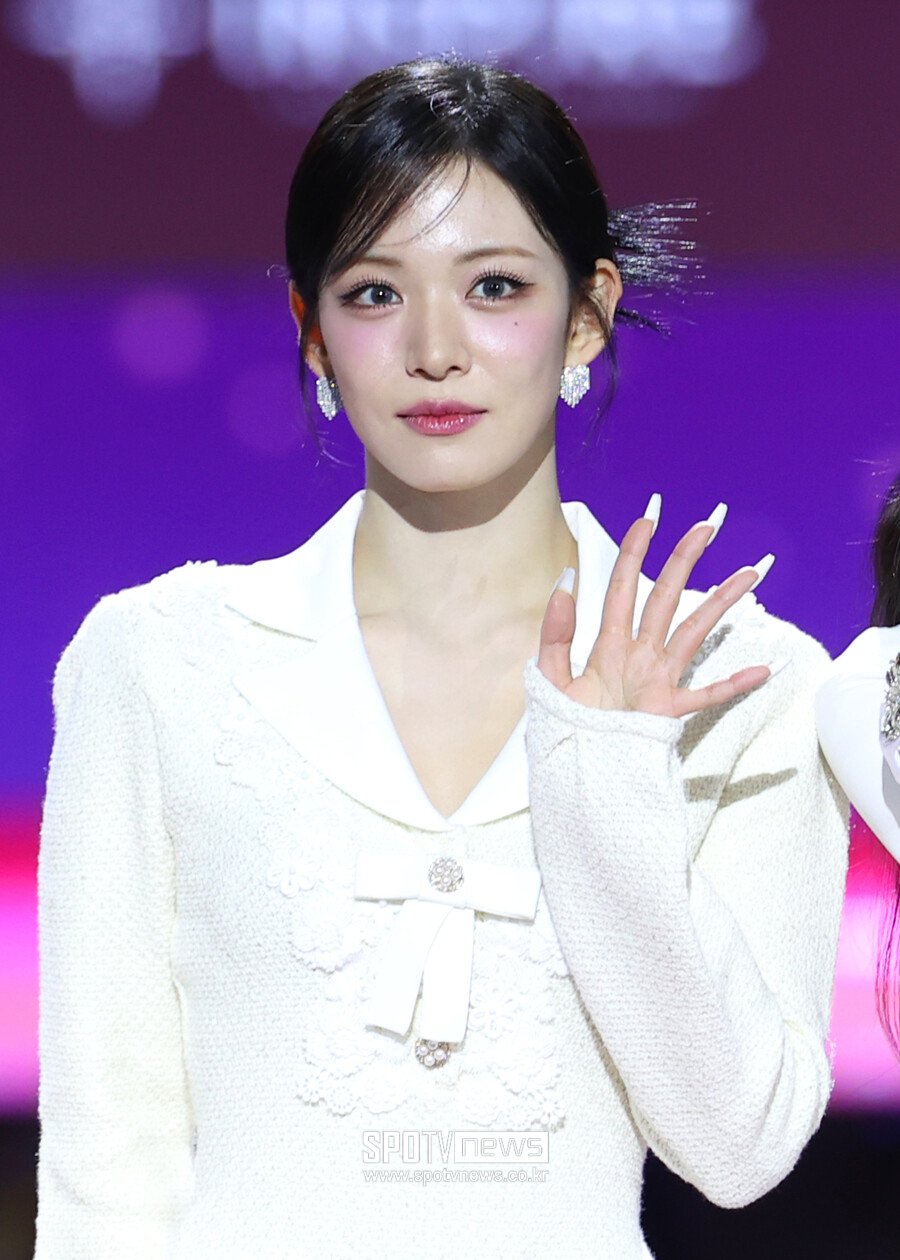 fromis_9 Lee Chae Young Halts Activities for Health